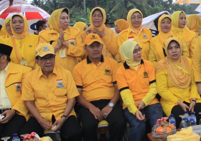 Sukandar bersama Akbar Tandjung dan para kader Golkar dalam sebuah kesempatan.